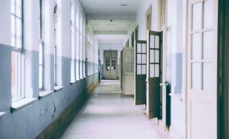 Mehr über den Artikel erfahren Staatliche Schulen sind Gefängnisse für Kinder