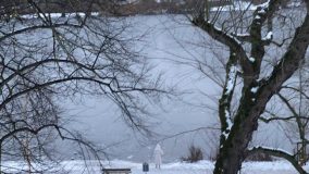 Besenstiel scheitert an Eisschicht