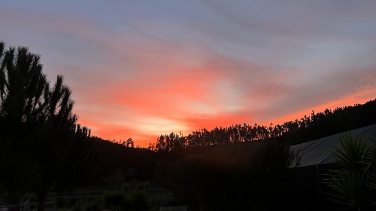 Mehr über den Artikel erfahren Die Sonne geht unter im Tal